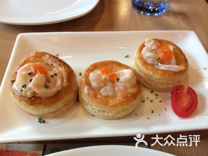 鱼子酱海鲜法式酥盒