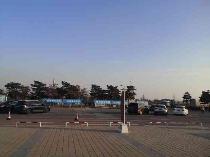 甘泉服务区停车场-"甘泉服务区位于辽宁省鞍山市下辖.