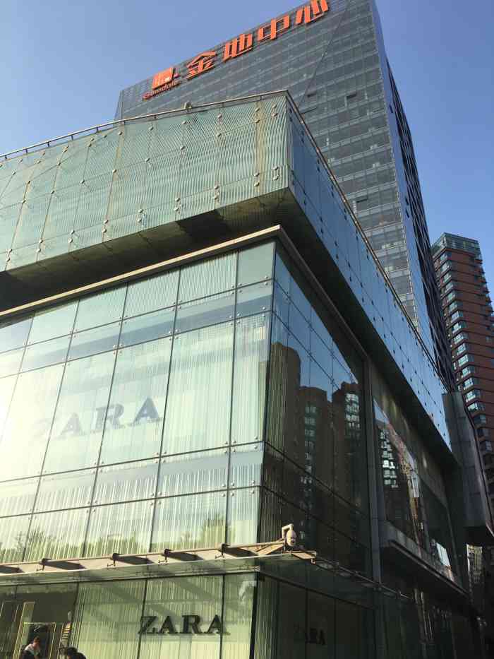 金地中心的地下一层和地铁大望路站的一个出口是链接的所以交通特别