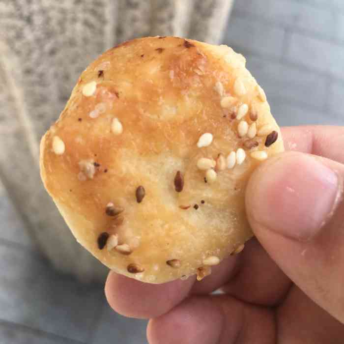 蟹壳黄(前进一路店)-"蟹壳黄:小巧的白糖芝麻小饼 有.