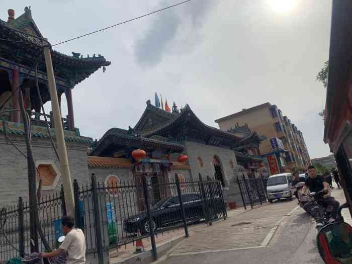 宝莲寺-"在太原佛庙中宝莲寺位于凤头位置,小店区南.