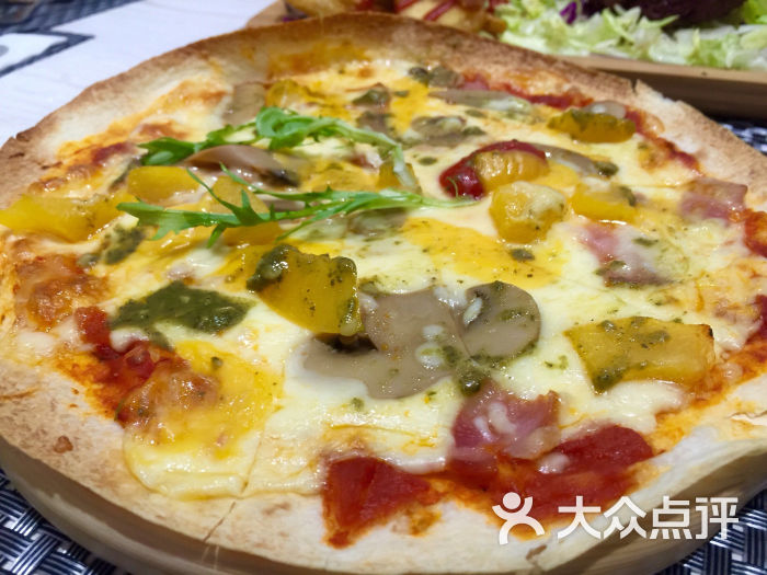 餐厅环境不错,有大屏幕可以看影片什么的。.