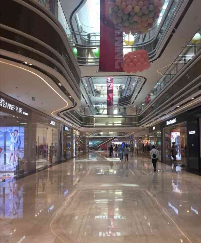 长治万达广场"长治市里新开的大型购物商场 人流量很多.