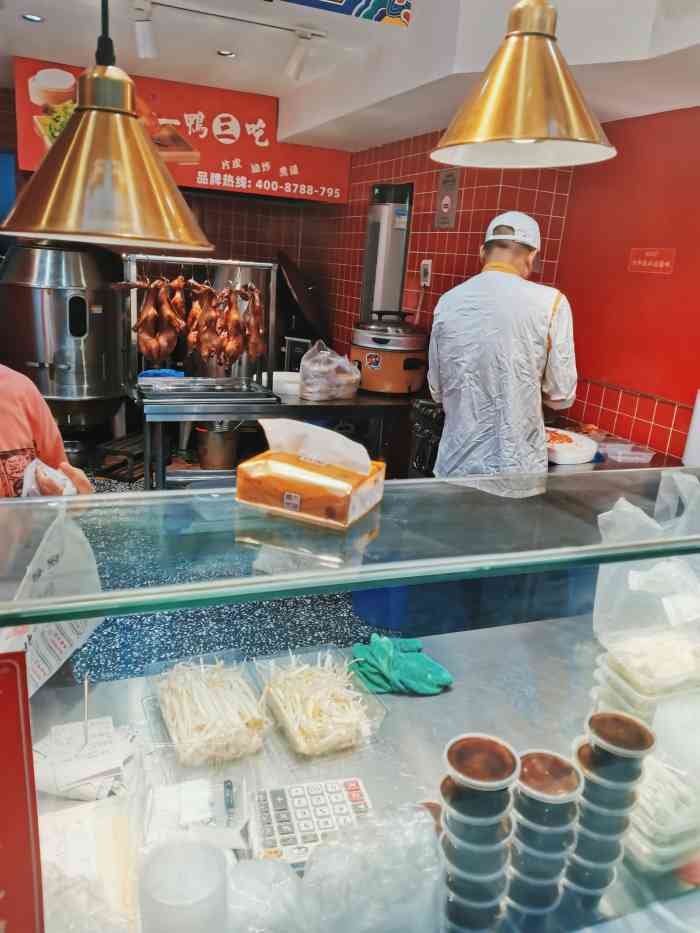 禧食记北京烤鸭(江汉三路店"店面在一条巷子里面,挺好找的,买了半分