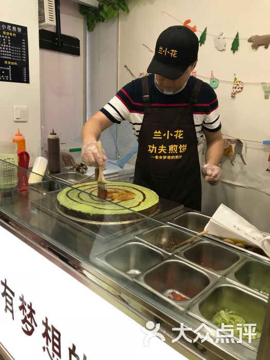 兰小花煎饼:我是在桐城路南门小学门口的店面