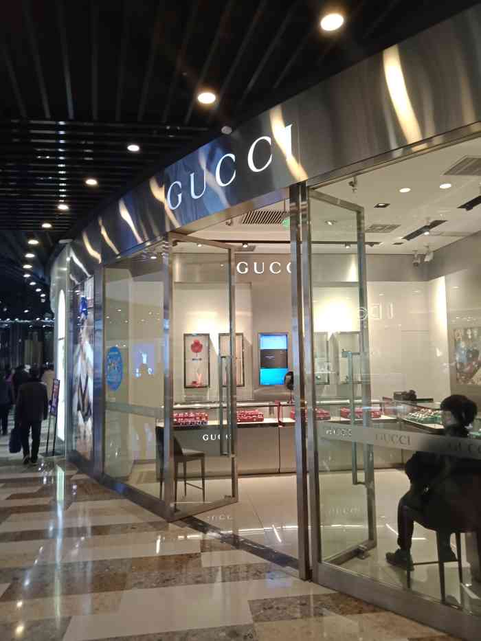 gucci(万达广场店"逛万达看见gucci的专柜,位置在万达一.