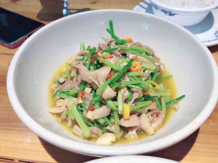 张家小馆"一家生意超好的餐饮店(每到用餐点,店里用.