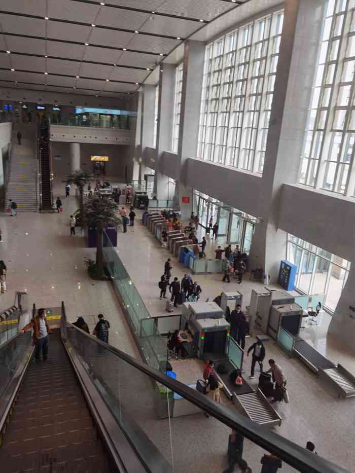 宜宾西站-"宜宾西站是宜宾市建造不久的动车车站,它是