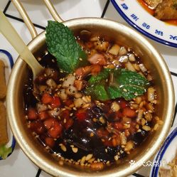 牛肉只有半盘的量 但是两个女生吃完全够了  想吐槽的是 冰粉里的西瓜