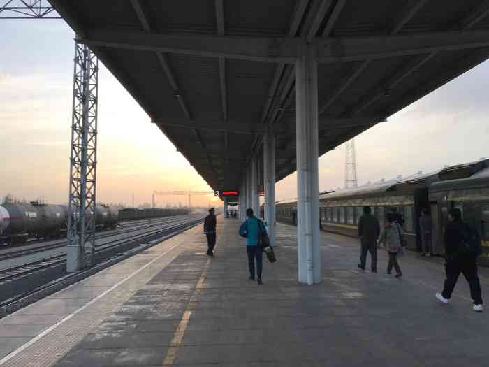 库车站-"新疆库车火车站,真的体现了新疆的地大物博.