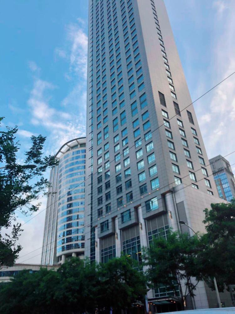 上海四季酒店-"位置位于威海路和石门一路的路口上,.