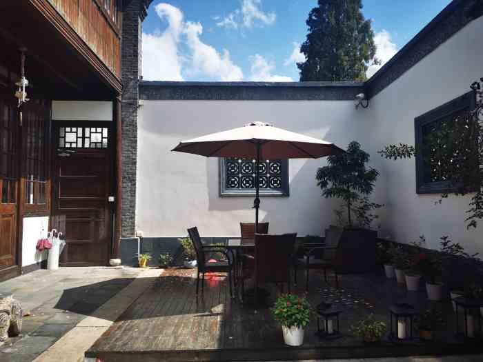 酒店对面是一件瓦房,也是让人惊讶,以为这种风格不上海四合院