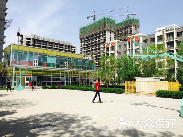 保定平安技工学校新校区-学校的餐厅和操场图