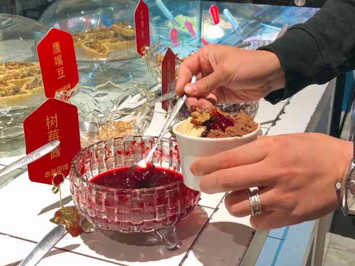 古兰丹姆冰激凌店-"原本这一片是要拆掉的,这几年政府大力发展.