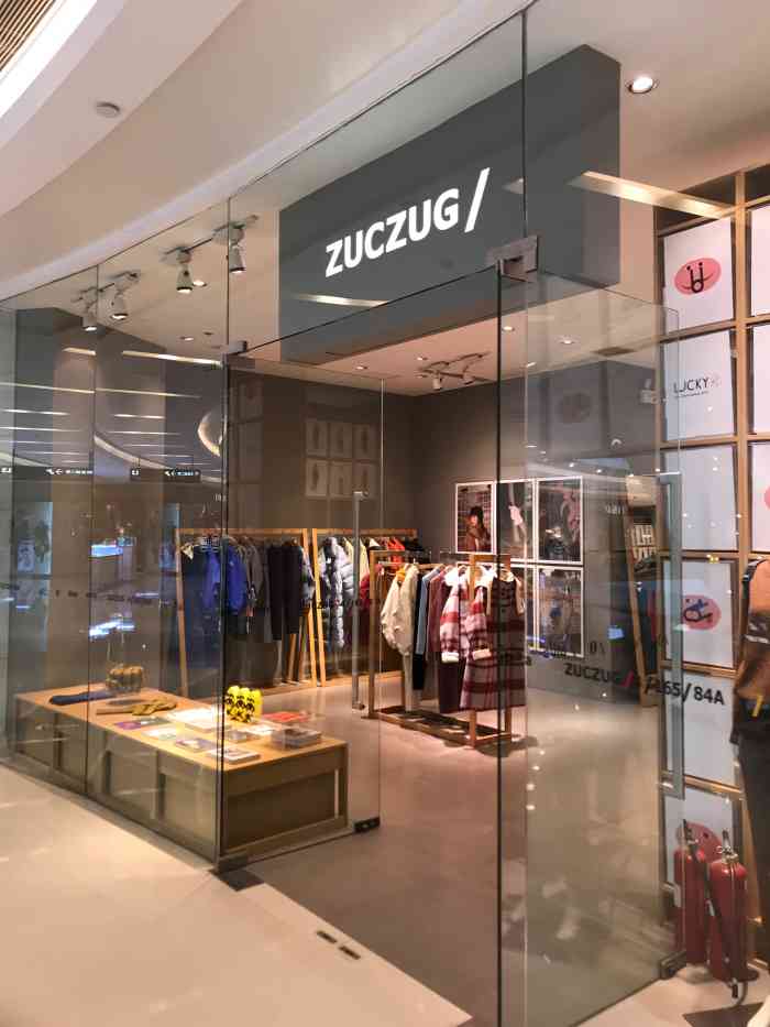 zuczug/(万象城店)-"这个牌子衣服款式比较随意休闲.中文为素.