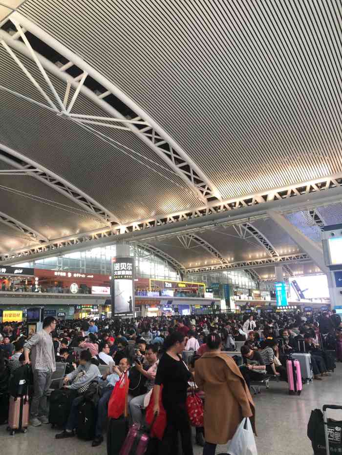 小技巧:地铁出站从f口,往东进站口方向,人会少很多哦⊙66!