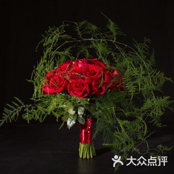 红玫瑰手捧