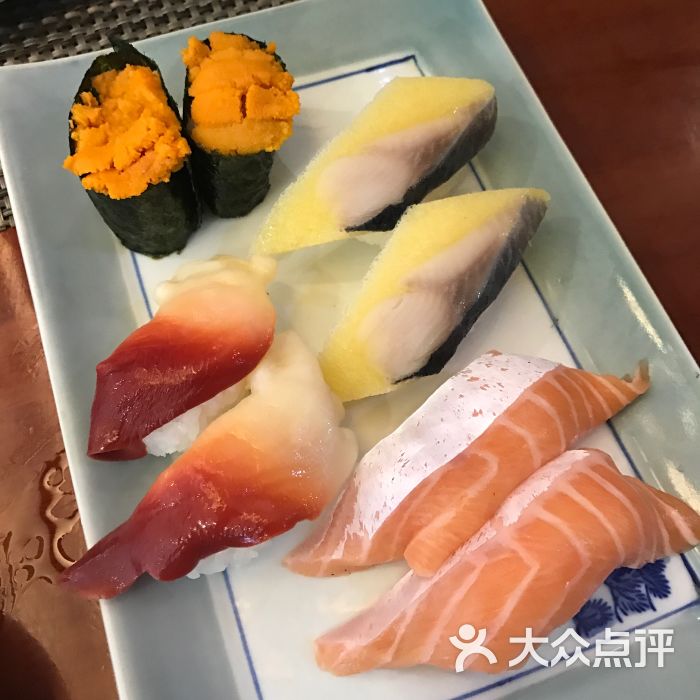 渔寿司(青岛万象城店)三文鱼腩手握寿司图片 第1张