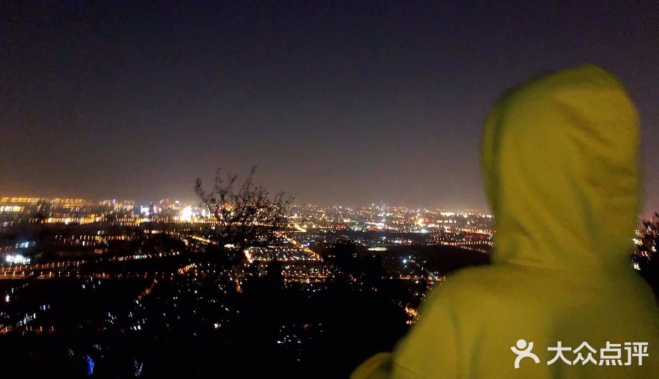 到了晚上就都是去鬼笑石看夜景的大多都是年轻人