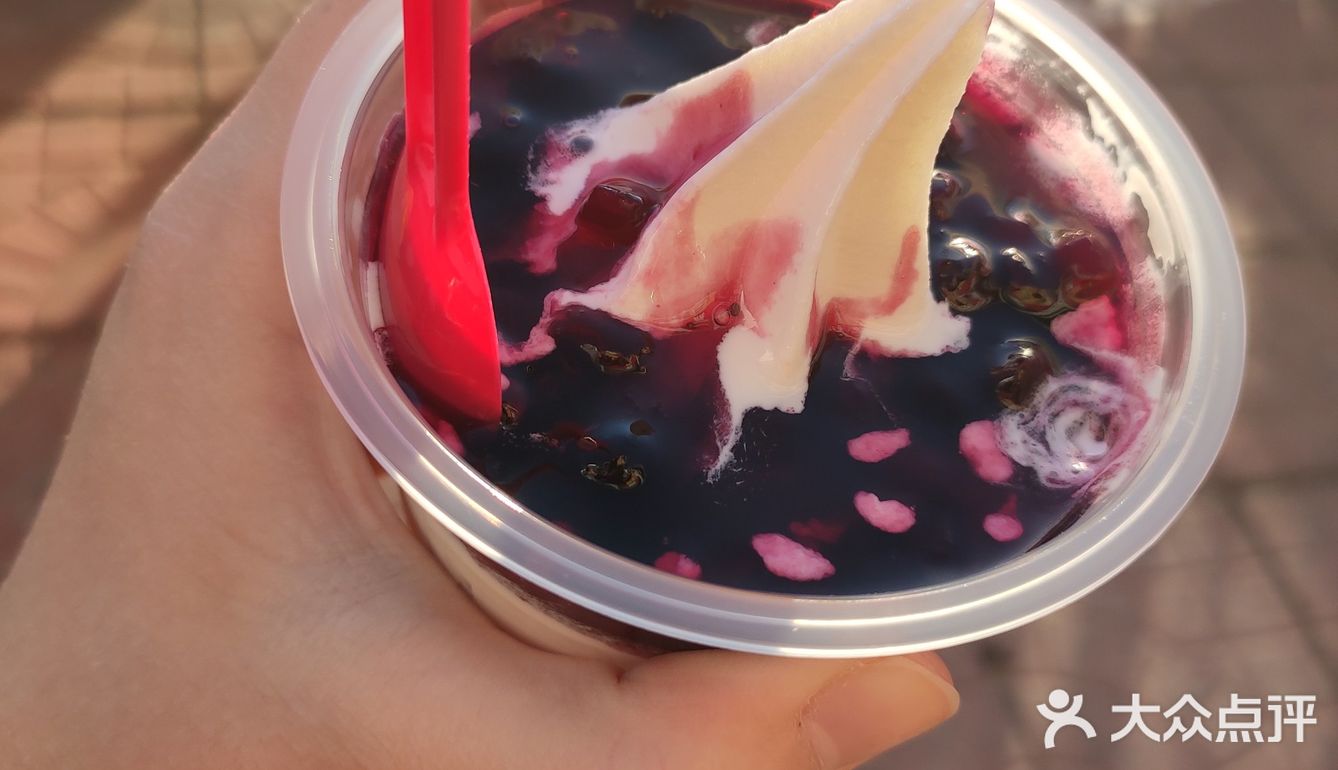 蜜雪冰城蓝莓大圣代 之前吃过黑糖珍珠口味的