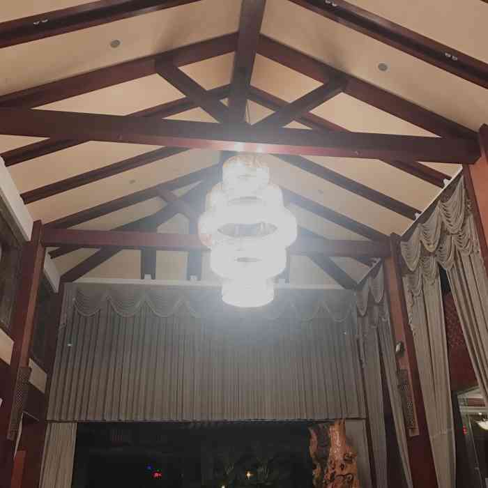 唐韵温泉大酒店(世博店)-"在昆明住的最大的三人间,一个双人床加一个.
