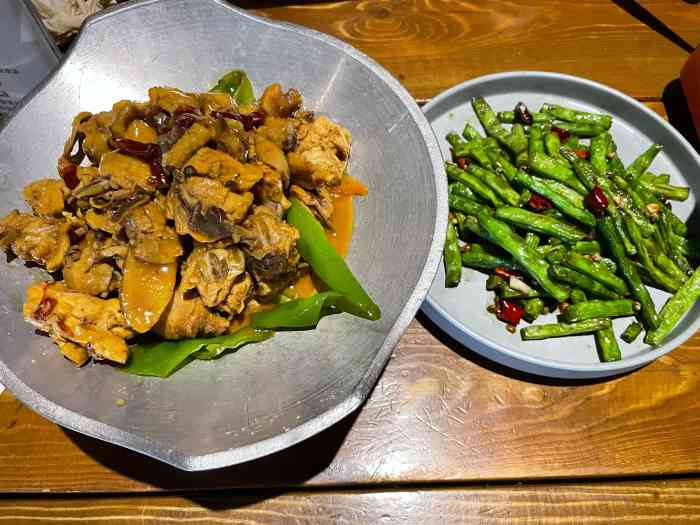 福宝漠北羊肉(汉西一路店"门口不太好找,因为餐馆在二楼,一楼的大门