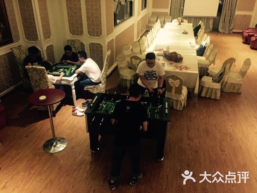 u派城堡别墅聚会轰趴派对中心_带长颈鹿吃饭