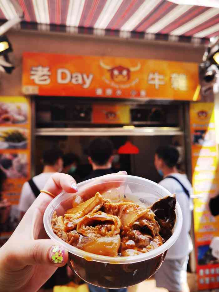 老day牛杂"澳门官也街唯一一家还在排队的牛杂店,好神.