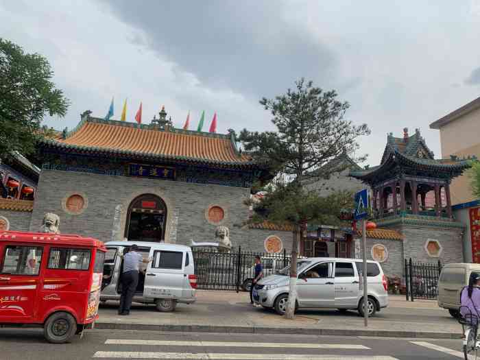 宝莲寺-"在太原佛庙中宝莲寺位于凤头位置,小店区南.