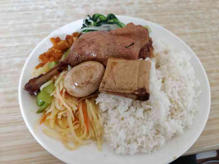 沙县小吃的鸭腿套餐饭真的超级满足,好吃不贵,在西安工程大学金花