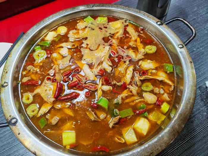 麻一把椒麻鸡火锅(库尔勒店#位置 在八中旁边,印象中开了很多年了