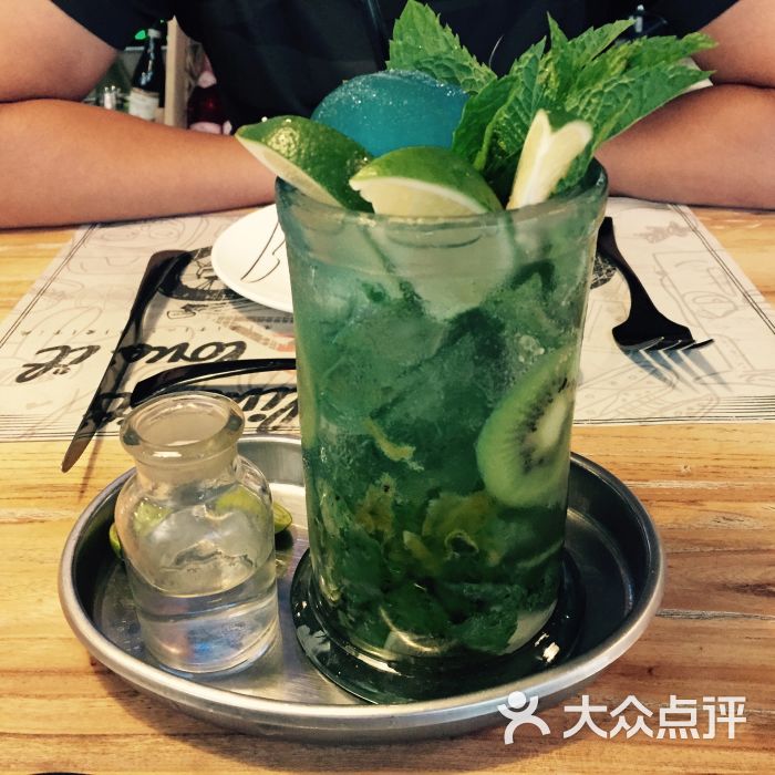 奇异果蓝柑莫吉托
