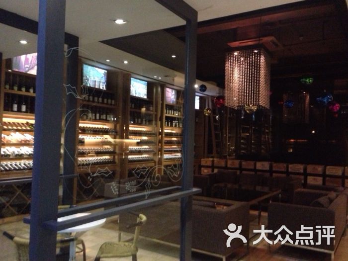 开红酒主题餐厅加盟店攻略:2026投资预算+选址实操+避坑指南,少走90%弯路
