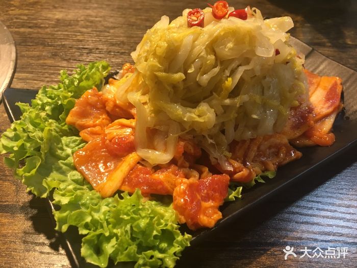 餐烤碳火烤肉酸菜五花肉图片