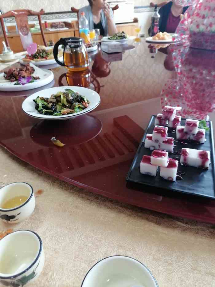 天柱海鲜大饭店(双街店"这个店的墙上挂着好多所谓的名人和店老板的