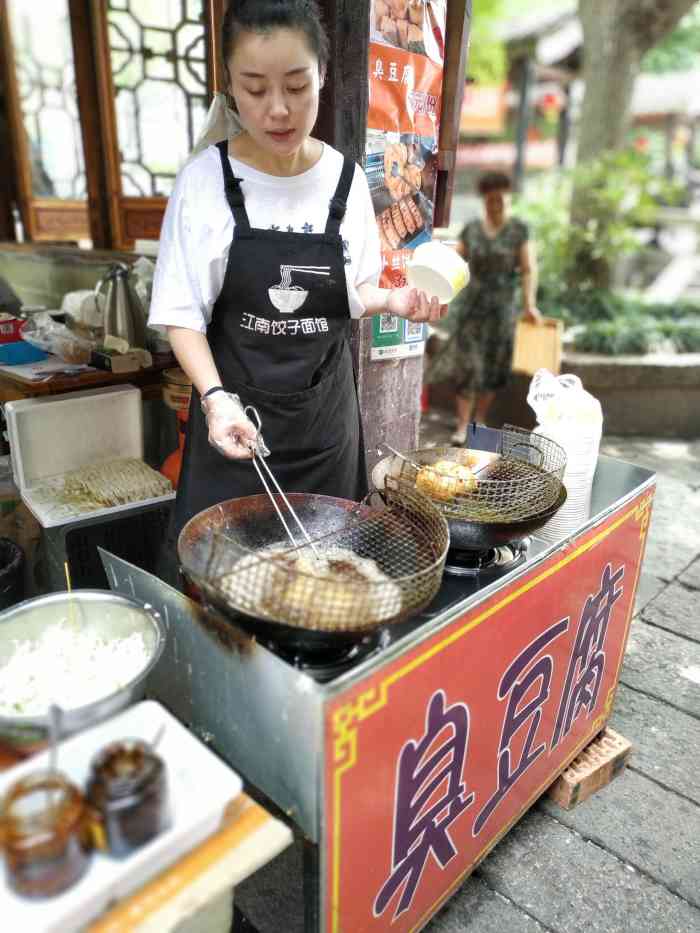 阿妈手工粽-"枫泾古镇里的一家专门做烧麦粽子的小店.一.