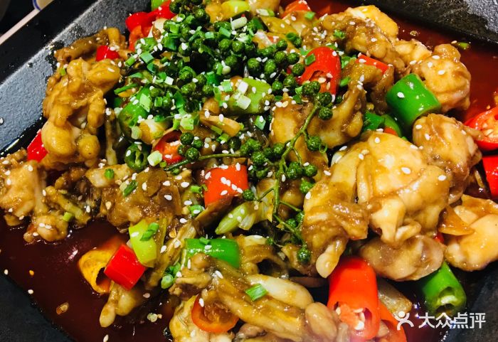 巴四老城区炭火蛙锅(大悦城店)平锅鲜椒牛蛙图片