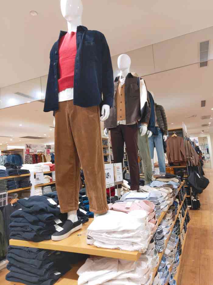 uniqlo(环宇城店"感觉还挺大的,上次去逛的,买了很可爱的猫.