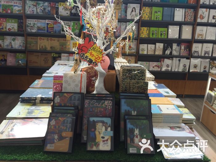 布克购书中心(交大店)商品陈列有创意图片 第8张