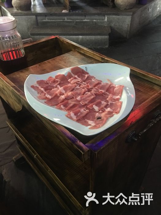 潮辣矿泉水火锅:说实话第一次来的时候服务员