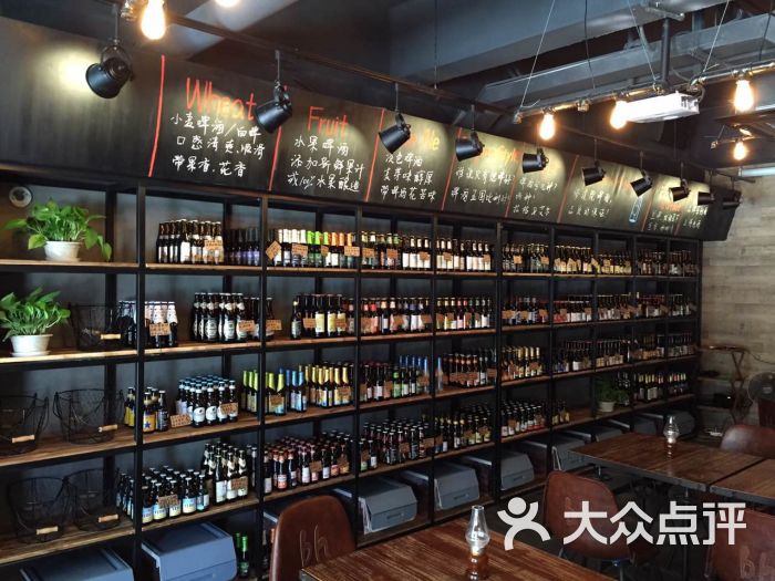 be here 来吧 精酿啤酒屋玲琅满目的啤酒墙图片 - 第14张