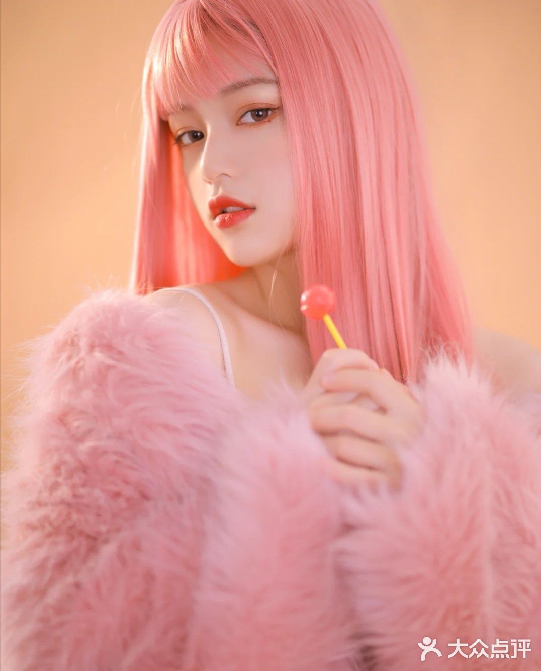 酷中带甜人间芭比棚拍写真粉色头发好可之前拍的粉色头发