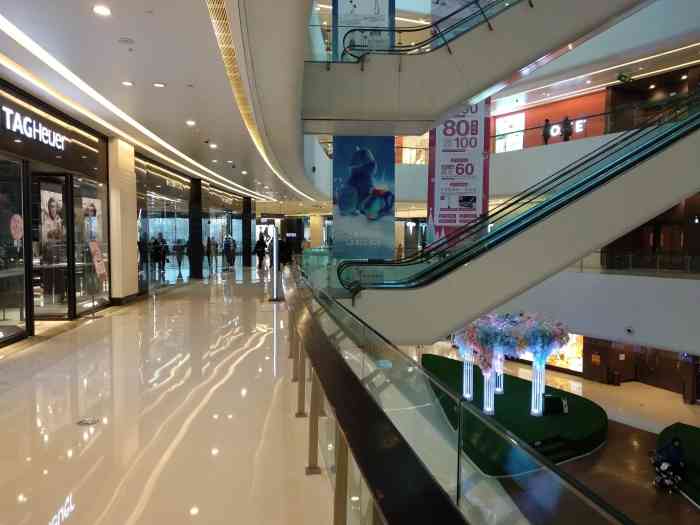 万象城-"银河购物中心是一家综合性的商场,走的是高.