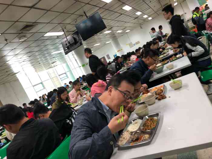 南京理工大学里面的食堂,菜品多且相对精致,但价格也自然比较高,更多