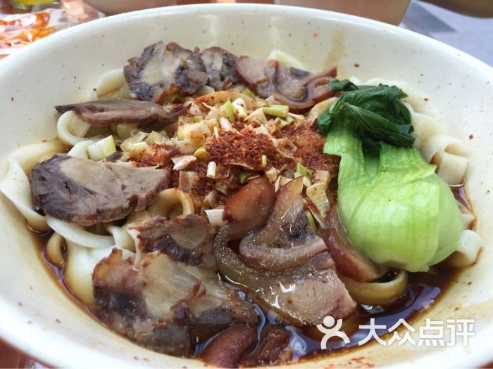 肘子油泼面