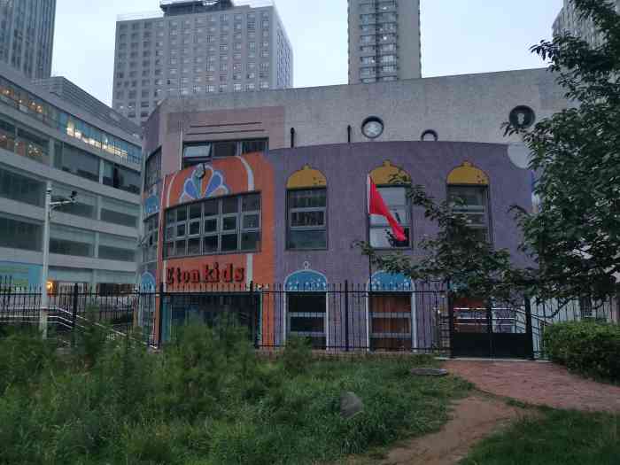 伊顿慧智幼儿园(大地锐城校区)-"管理很规范,老师很认真负责,对孩子跟