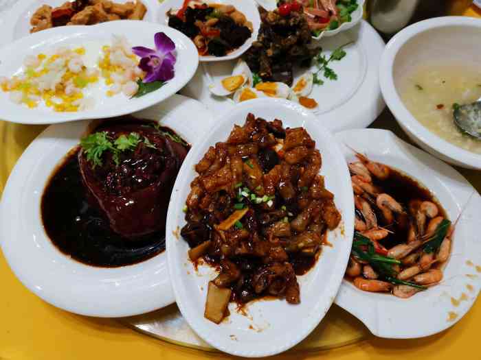 吉荣兴大酒店"饭店就在路边上,比较好找.定的是1700.