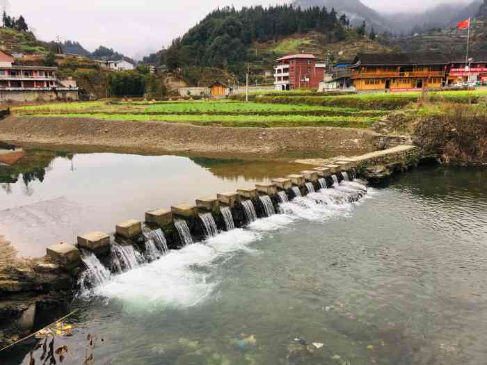 施洞苗寨-"施洞苗寨位于清水河畔施洞古代就是苗家人.