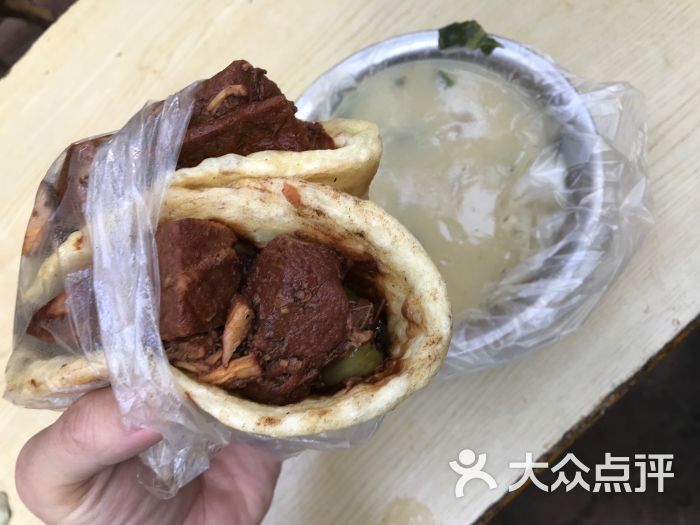 王虎子大饼:小学的时候经常买来做早餐,也知.济