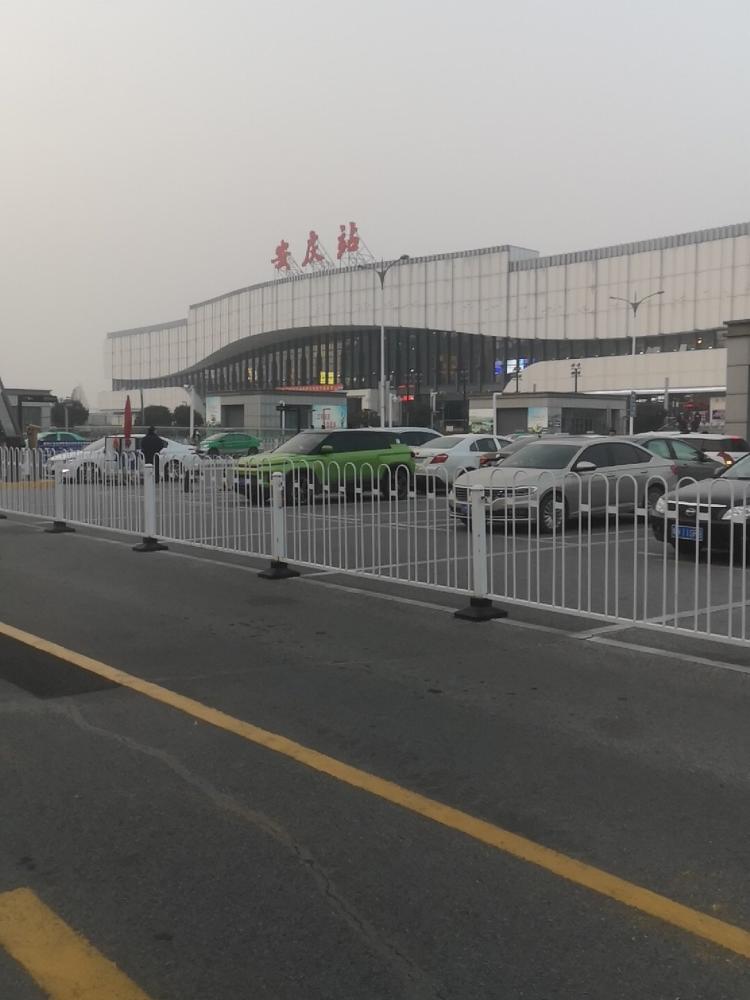 车师傅聊两句发现,这是安庆火车站,安庆还有个马上要启用的安庆南站